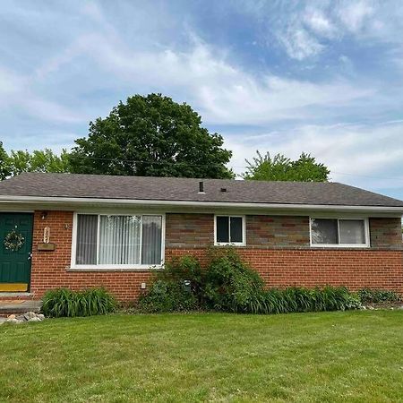 Cozy Bungalow In Madison Heights Exteriör bild